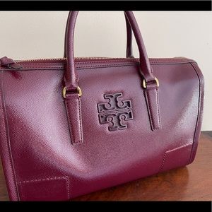 Tory Burch Britten Satchel with shoulder strap in burgundy wine color
